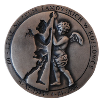 Medal okolicznościowy 60 LAT MUZEUM W KOZŁÓWCE  2004 r. Projekt: Anna Beata Wątróbska-Wdowiarska  Srebro (Ag 925, 128 g) Średnica: 60 mm  Cena: 400 zł